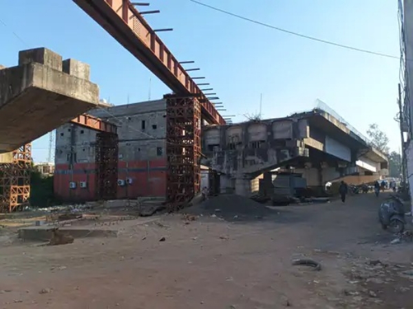 अधूरा पडा ब्रिज निर्माण