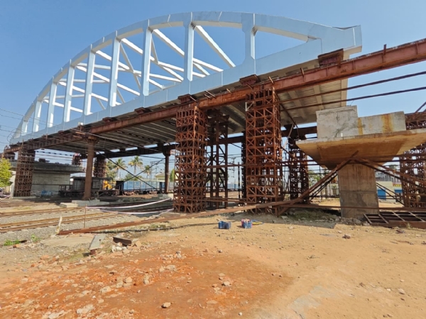 नहीं हटाए ब्रिज के सपोर्टिंग लोहे के पिलर