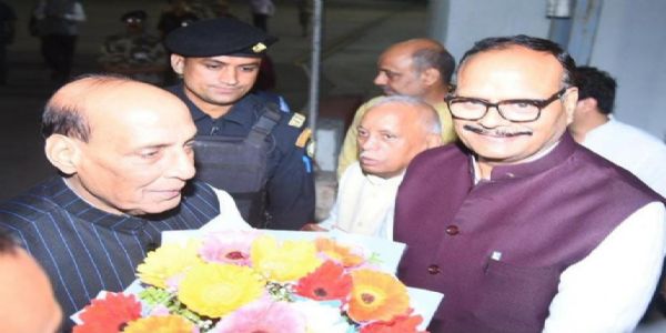रक्षामंत्री राजनाथ सिंह का स्वागत करते उप मुख्यमंत्री ब्रजेश पाठक