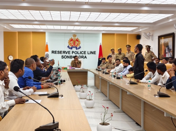 पुलिस लाइन सभागार में पीड़ितों के धनराशि वापस करते पुलिस अधीक्षक अभिषेक वर्मा पुलिस लाइन सभागार में पीड़ितों के धनराशि वापस करते पुलिस अधीक्षक अभिषेक वर्मा