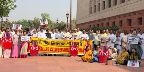 संसद भवन परिसर में गैस संकट को लेकर सिलेंडर के कटआउट और पोस्टर लेकर सरकार के खिलाफ नारेबाज़ी करते विपक्षी सांसदों के साथ बैठे कांग्रेस अध्यक्ष मल्लिकार्जुन खरगे, प्रियंका गांधी और नेता प्रतिपक्ष राहुल गांधी संसद भवन परिसर में गैस संकट को लेकर सिलेंडर के कटआउट और पोस्टर लेकर सरकार के खिलाफ नारेबाज़ी करते विपक्षी सांसदों के साथ बैठे कांग्रेस अध्यक्ष मल्लिकार्जुन खरगे, प्रियंका गांधी और नेता प्रतिपक्ष राहुल गांधी