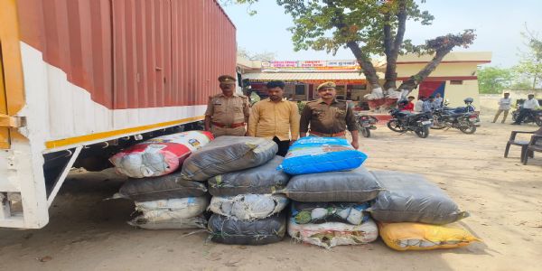 आज़मगढ़ में मिनी ट्रक से 1.20 करोड़ का गांजा बरामद, अंतरराज्यीय तस्कर भी गिरफ्तार