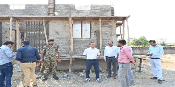 जांजगीर-चांपा: कलेक्टर जन्मेजय महोबे ने अकलतरा क्षेत्र के गांवों में विकास कार्यों का किया निरीक्षण