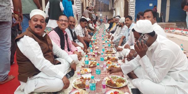 राजद नेता के दावत-ए- इफ्तार में टूटी मजहब की दीवार,हिन्दू मुस्लिम दोनों समुदाय के लोगों ने की शिरकत