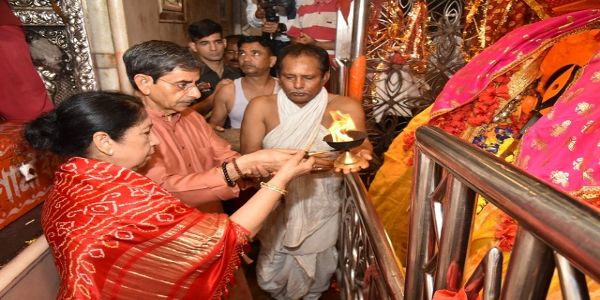 शपथ लेते ही राज्यपाल आर एन रवि ने कालीघाट काली मंदिर में किए दर्शन, राज्य की समृद्धि के लिए की प्रार्थना