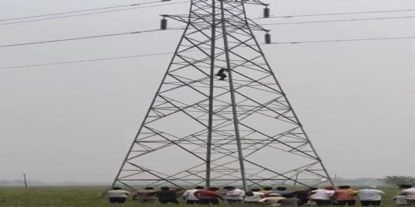 प्रेमी से शादी की जिद में दाे दिन बाद फिर हाईटेंशन पोल पर चढ़ी युवती, तीन घंटे की मशक्कत के बाद पुलिस ने उतारा