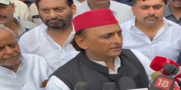 शंकराचार्य का आशीर्वाद मिलने से नकली संतों का उप्र में होगा अंत : अखिलेश यादव