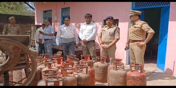 औरैया में रिहायशी इलाके में अवैध गैस गोदाम का भंडाफोड़, 29 सिलिंडर और 176 बोतल तेजाब बरामद