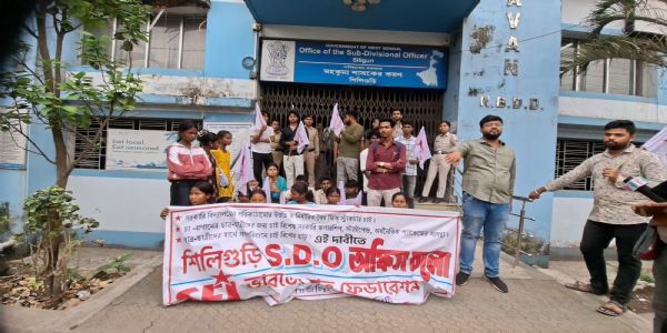 एसएफआई का एसडीओ कार्यालय अभियान, पुलिस की रोक के बाद गेट पर धरना