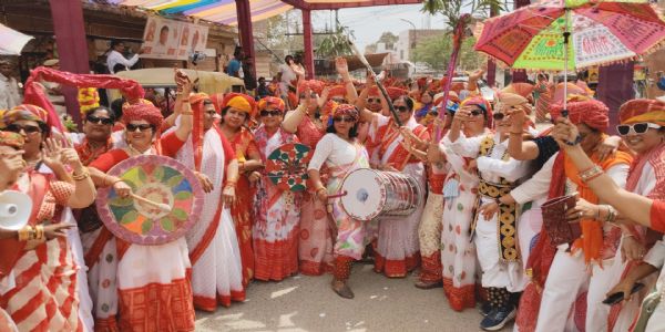 शीतला माता के मेले में महिला गेर ने मचाई धूम