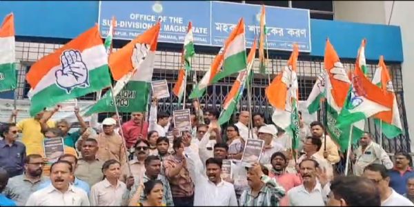 एसआईआर के विरोध में कांग्रेस कार्यकर्ताओं का दुर्गापुर एसडीओ कार्यालय में हंगामा
