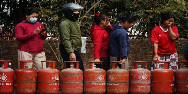 काठमांडू में मध्य पूर्व के तनाव का एलपीजी सिलेंडर की आपूर्ति पर असर