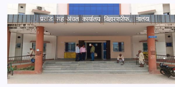 अंचलाधिकारी और राजस्व कर्मियों की हड़ताल से अंचल कार्यालयों में कामकाज ठप,आम जनता परेशान