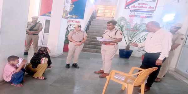 जींद : एसपी ने कार्यालय से नीचे आकर सुनी दिव्यांग की शिकायत