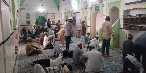 मुतक़िफ़ीन से मस्जिदों में बढ़ी रौनक, शबे क़द्र पाने के लिए मोमिन बेक़रार