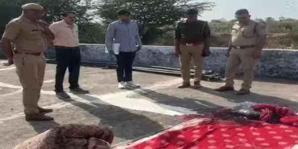 पति ने पत्नी और आठ साल की बेटी की तलवार से हत्या की, खुद थाने पहुंचकर किया सरेंडर