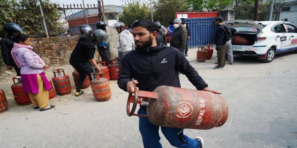 नेपाल में भी कुकिंग गैस संकट का असर, आज से लोगों को आधा सिलेंडर ही मिलेगा
