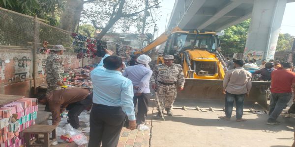 नगर निगम की टीम ने कोतवाली से कुतुबखाना तक हटवाया अतिक्रमण, जुर्माना भी वसूला