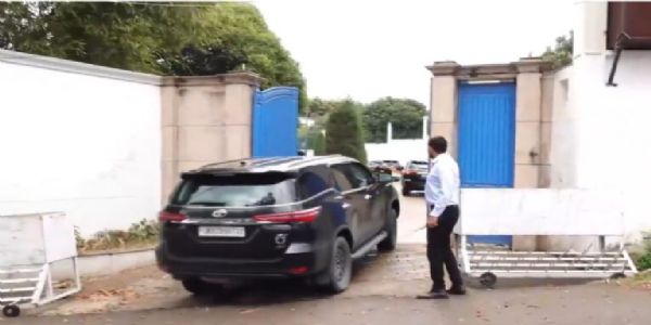 हत्या की कोशिश के बाद पिता के आवास पहुंचे मुख्यमंत्री उमर अब्दुल्ला