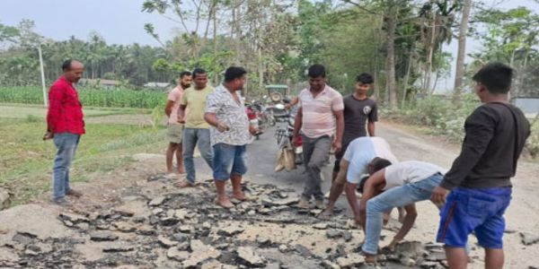 सड़क निर्माण में अनियमितता, ग्रामीणों ने किया प्रदर्शन