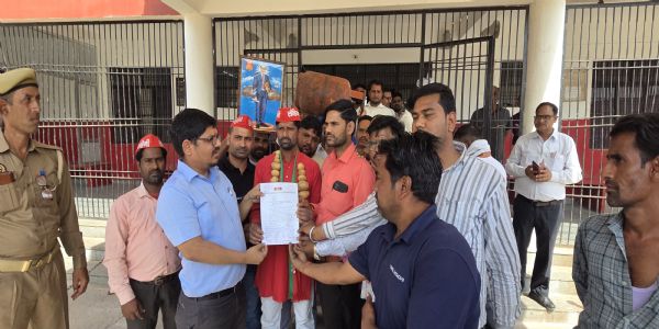 स्वास्थ्य सुविधाओं को लेकर सपा ने एसडीएम को साैंपा ज्ञापन