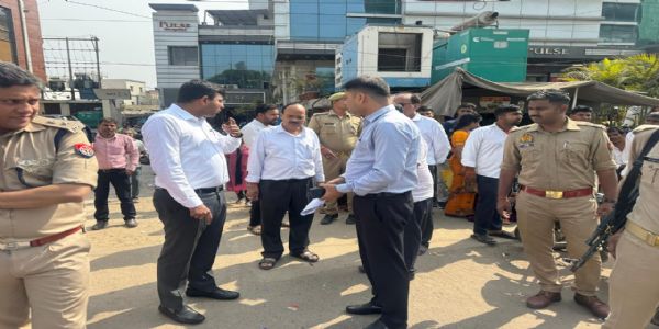 गैस वितरण व्यवस्था पर प्रशासन सख्त, डीएम और एसएसपी ने किया औचक निरीक्षण