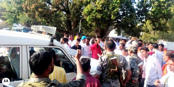 नाबालिग की शादी रोकने में प्रशासन फेल, भीड़ छुड़ा ले गई दूल्हे को