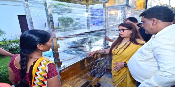 मॉडर्न ठेला व 10 हजार का चेक पाकर प्रसन्न हुए प्रयागराज के 13 परिवार