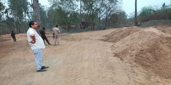 अवैध बालू भंडारण के खिलाफ सीओ की बड़ी कार्रवाई, भारी मात्रा में बालू जब्त