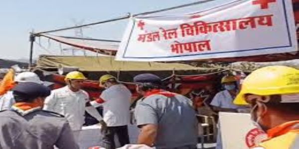 भोपाल में ट्रेन हादसे की मॉक ड्रिल, कोच एक-दूसरे पर चढ़े, दरवाजे-छत काटकर यात्रियों को निकाला