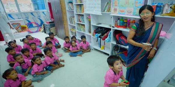 गोरखपुर की अनिता मद्धेशिया ने शुरू किया प्ले स्कूल, बनीं आत्मनिर्भर
