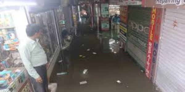 भोपाल के एमपी नगर में ज्योति कॉम्प्लेक्स की 150 दुकानों में घुसा गंदा पानी, देर रात तक सुधारी सीवेज लाइन