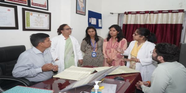 चरक अस्पताल में व्यवस्थाएं  पूरी तरह चरमरा गई.......!