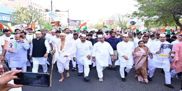 दांडी मार्च की वर्षगांठ पर जयपुर में गहलोत के नेतृत्व में निकला मौन मार्च