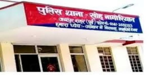 निगम की कार्रवाई से नाराज महिला 100 फीट ऊंची पानी की टंकी पर चढ़ी