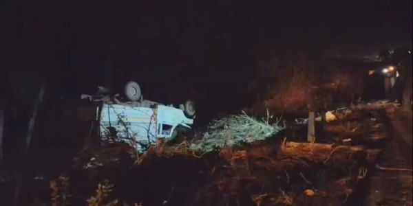 छत्तीसगढ़ के नारायणपुर में अनियंत्रित पिकअप वाहन पलटने से पति -पत्नी समेत तीन लोगों की मौत