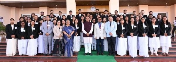 छत्तीसगढ़ राज्य न्यायिक अकादमी के प्रशिक्षु न्यायाधीशगण मुख्यमंत्री विष्णु देव साय से सौजन्य मुलाकात करते हुए