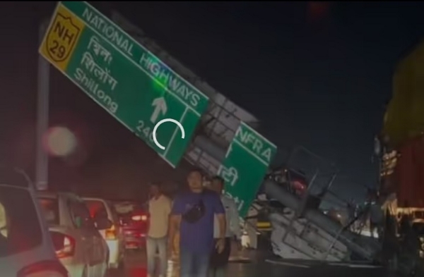 असमः कार्बी आंगलोंग जिले में राष्ट्रीय राजमार्ग-29 पर तूफान से गिरे होर्डिंग का दृश्य