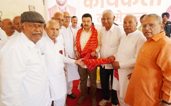 बादशाहपुर विधानसभा क्षेत्र में प्रस्तावित मुख्यमंत्री की रैली को लेकर बैठक में मंत्री नायब सिंह सैनी को पगड़ी पहनाकर स्वागत करते लोग।