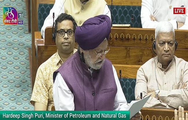 लोकसभा में कच्चे तेल की सप्लाई पर बयान देते केंद्रीय मंत्री हरदीप सिंह परी