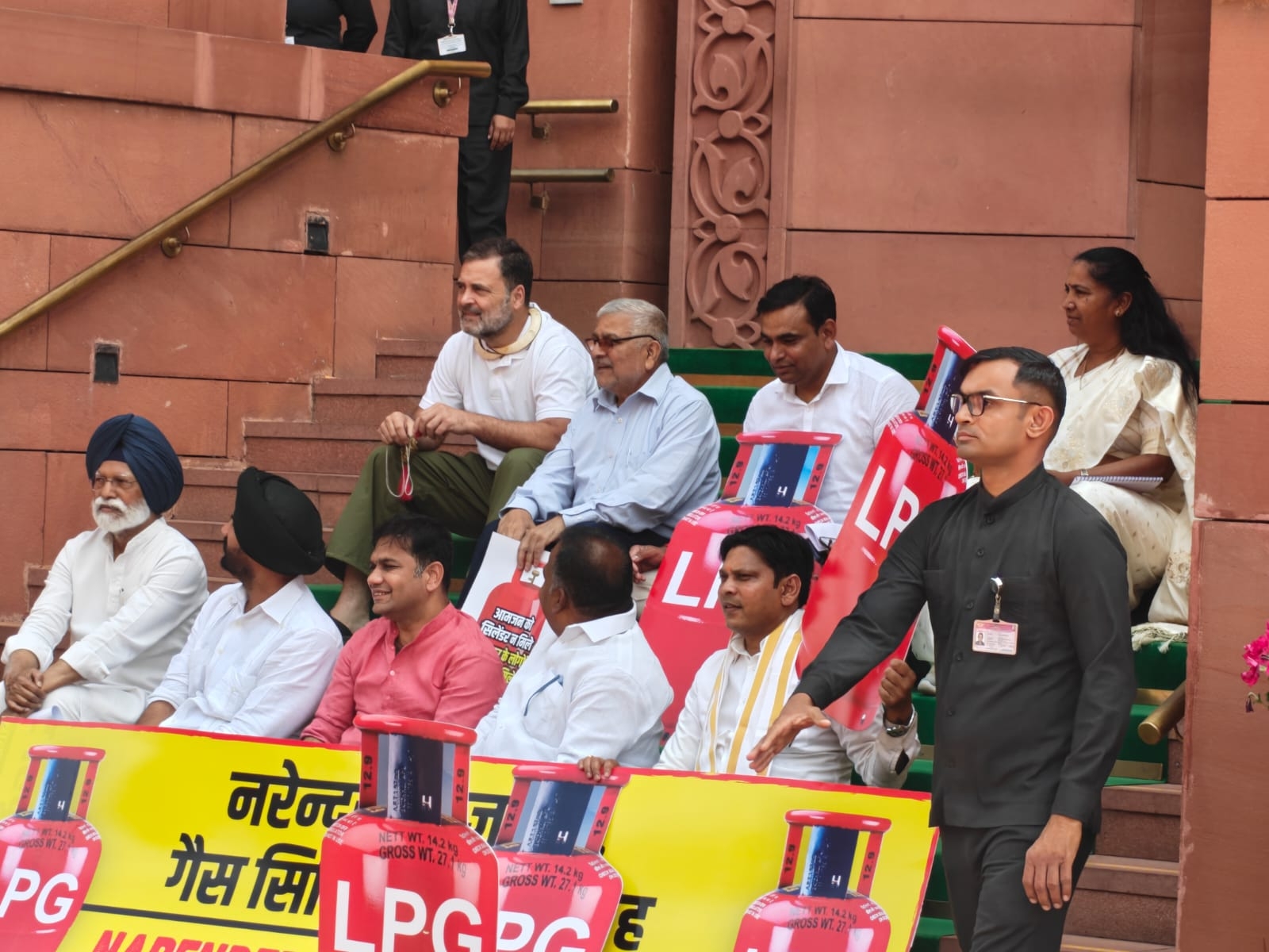 संसद भवन परिसर स्थित मकर द्वार पर गैस संकट को लेकर विरोध प्रदर्शन करते विपक्ष के निष्कासित सांसदों के साथ बैठे लोकसभा में नेता प्रतिपक्ष राहुल गांधी। संसद भवन परिसर स्थित मकर द्वार पर गैस संकट को लेकर विरोध प्रदर्शन करते विपक्ष के निष्कासित सांसदों के साथ बैठे लोकसभा में नेता प्रतिपक्ष राहुल गांधी।