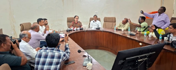 महापौर प्रवीण जोशी फ्लावर फेस्टिवल को लेकर प्रेस वार्ता करते हुए