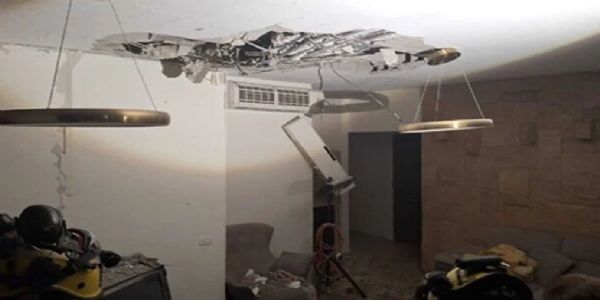 इजराइल के उत्तरी शहर बिइना में 11 मार्च को हिजबुल्लाह के रॉकेट हमले में एक घर को क्षति हुई है। फोटो - फायर एंड रेस्क्यू सर्विस/ द टाइम्स ऑफ इजराइल