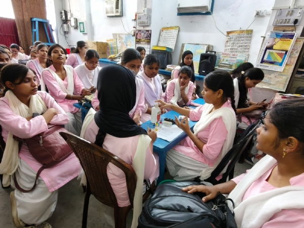 कार्यक्रम में शामिल छात्राएं कार्यक्रम में शामिल छात्राएं