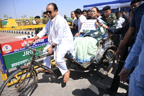 मंत्री रिक्शा में पहुंचे विधानसभा