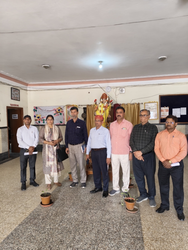 बौद्धिक सत्र के दौरान उपस्थित अतिथि व अन्य।