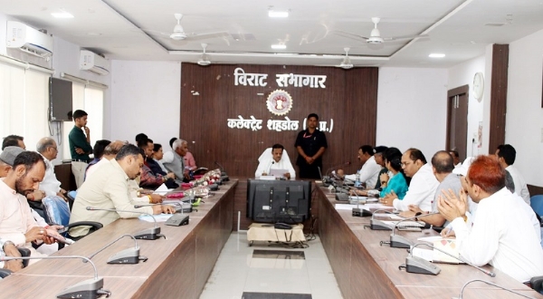 निर्माणाधीन विकास कार्यों की प्रगति की समीक्षा बैठक निर्माणाधीन विकास कार्यों की प्रगति की समीक्षा बैठक