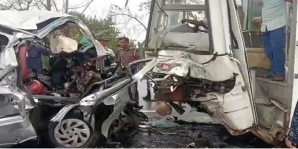 यह हादसा मोंगला-खुलना हाइवे पर हुआ। फोटो - बीएसएस