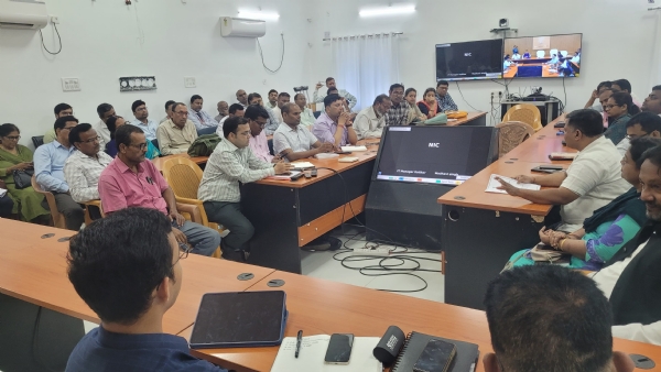 बैठक करते हुए अधिकारी बैठक करते हुए अधिकारी