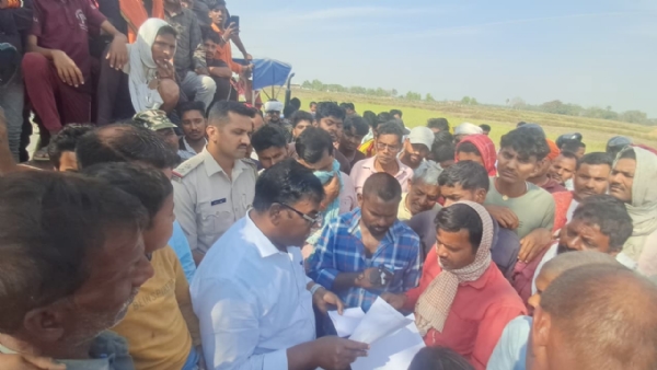 परिजनों से वार्ता करते सीओ एवं अन्य